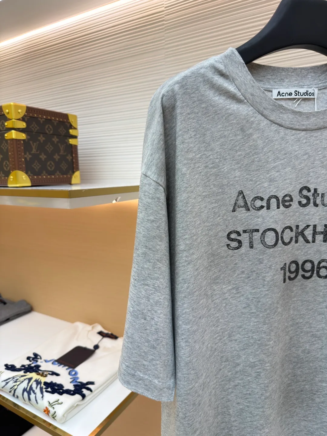Acne Studios 1966 mud-dyed washed distressed short-sleeve ●Original version: 2800 purchased and developed ●Item number: 1682346-X95 ●Fabric: cloud velvet ski-feel cotton fabric ●Technology: glue printing ●Color: gray ●Version: fitted version ●Weight: about 215 grams ●Size: S-M-L-XL ●Description: Made of ultra-soft pure cotton fabric, garment-dyed, washed and distressed, the chest part has a dirty feel, and the lower part shows a gradient effect. The neckline is slightly frayed to better fit the overall tone. The overall line is straight and delicate, the fabric is comfortable and soft, and the color is consistent without color difference. It can be matched with the same style to create a fashionable look and control various occasions. Customized accessories, complete with three standards, the same style for men and women!
